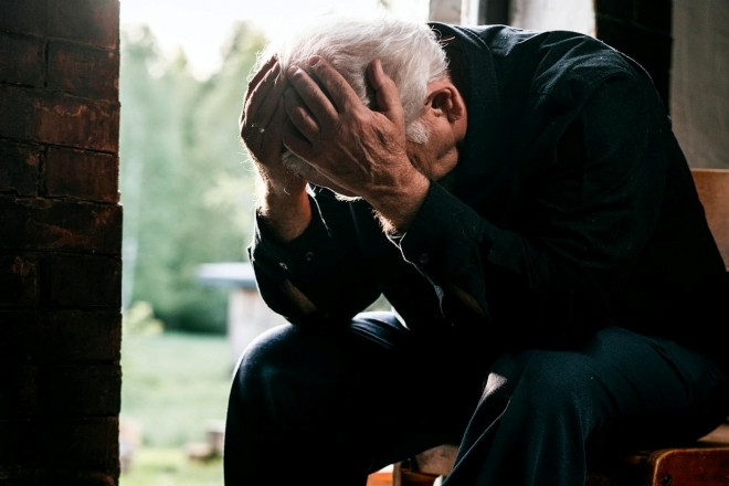 Chi hơn 100 triệu mừng thọ bố vợ, tôi chết lặng khi thấy ảnh bố đẻ giữa tiệc