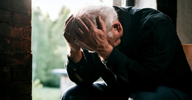 Chi hơn 100 triệu mừng thọ bố vợ, tôi chết lặng khi thấy ảnh bố đẻ giữa tiệc