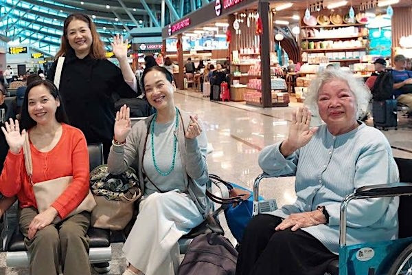  Chuyện xúc động 3 NSND, NSƯT cùng đưa mẹ phải ngồi xe lăn đi du lịch 