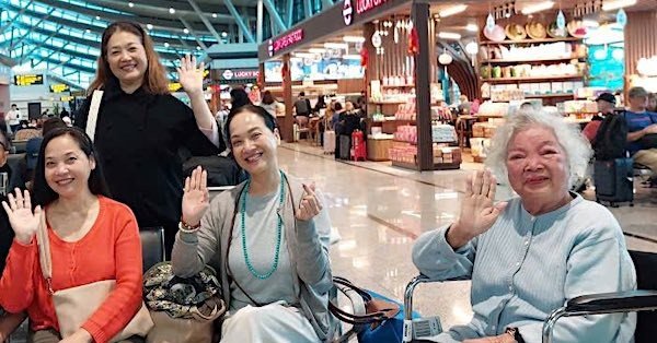 Chuyện xúc động 3 NSND, NSƯT cùng đưa mẹ phải ngồi xe lăn đi du lịch