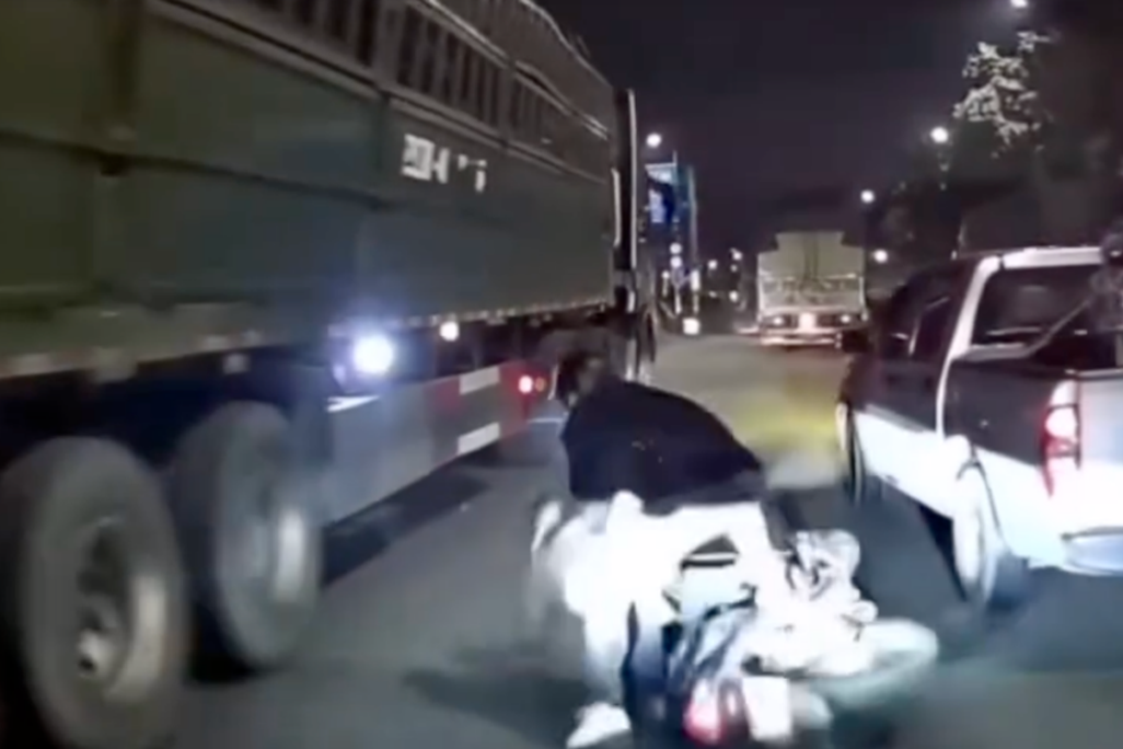 Công an làm việc với tài xế ô tô bán tải liên quan vụ 3 người đi xe máy bị chèn ngã