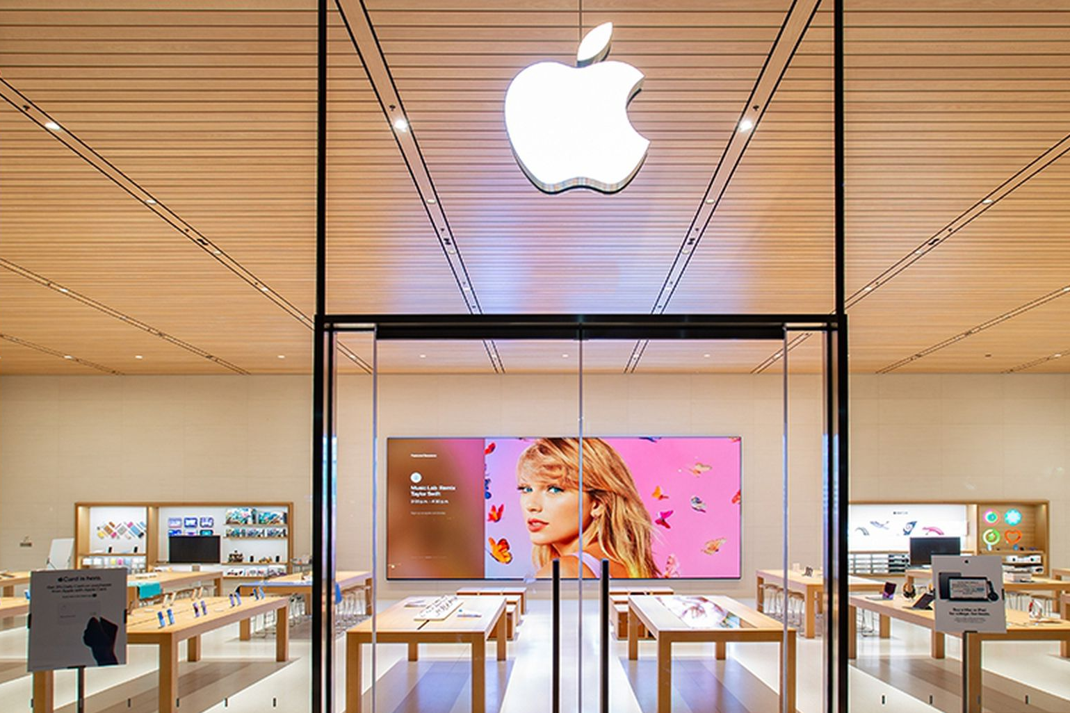  Dấu hiệu lạ tại các Apple Store, giống như sắp ra mắt iPhone cao cấp 