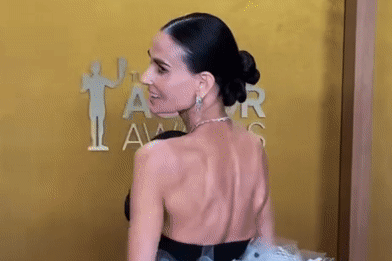 Diễn viên 3 đời chồng khoe lưng trần gợi cảm