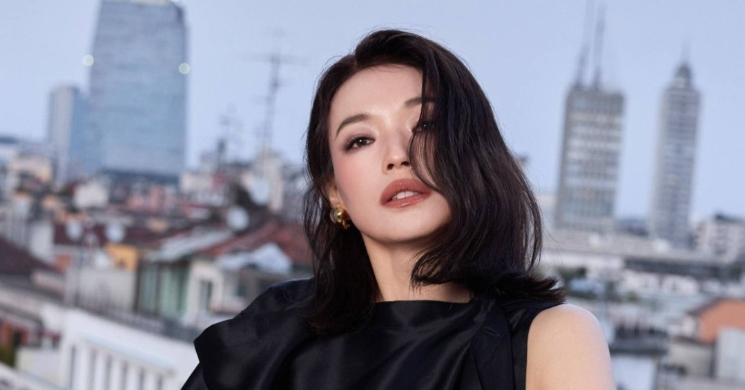 Thư Kỳ Tuổi 50 Tỏa Sáng Tại Milan, Hài Hước Kể Chuyện 'Lệch Múi Giờ' Và Sức Khỏe Giảm Sút