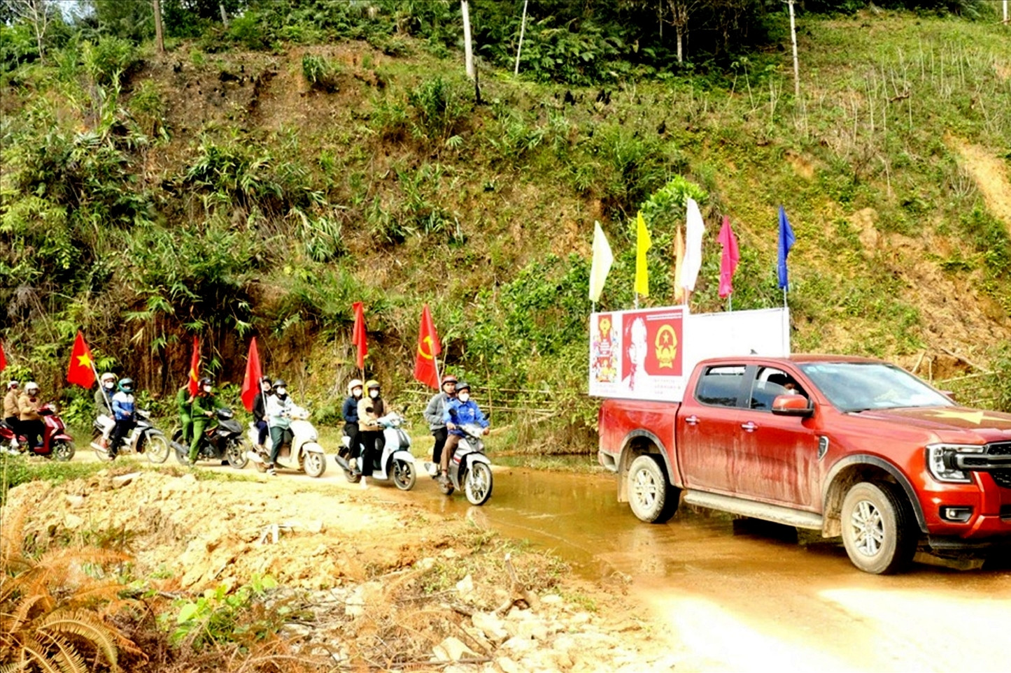  Xe loa lăn bánh, bản làng rộn ràng chờ ngày bỏ phiếu 