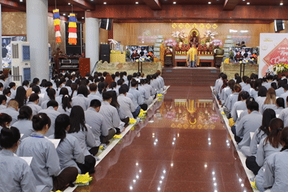 Hàng trăm người dân thả hoa đăng trên sông Sài Gòn nguyện cầu quốc thái dân an