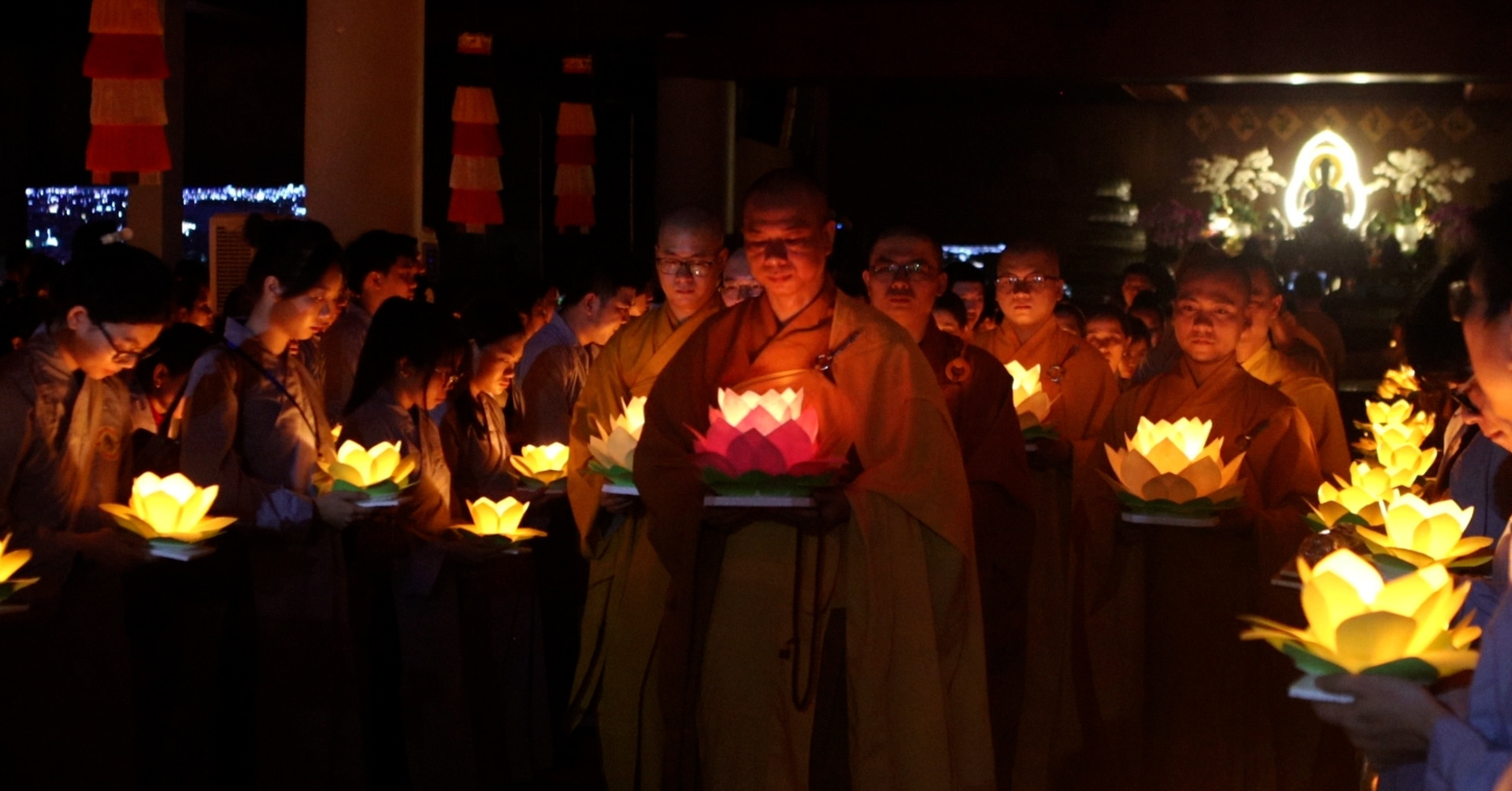 Hàng trăm người dân thả hoa đăng trên sông Sài Gòn nguyện cầu quốc thái dân an