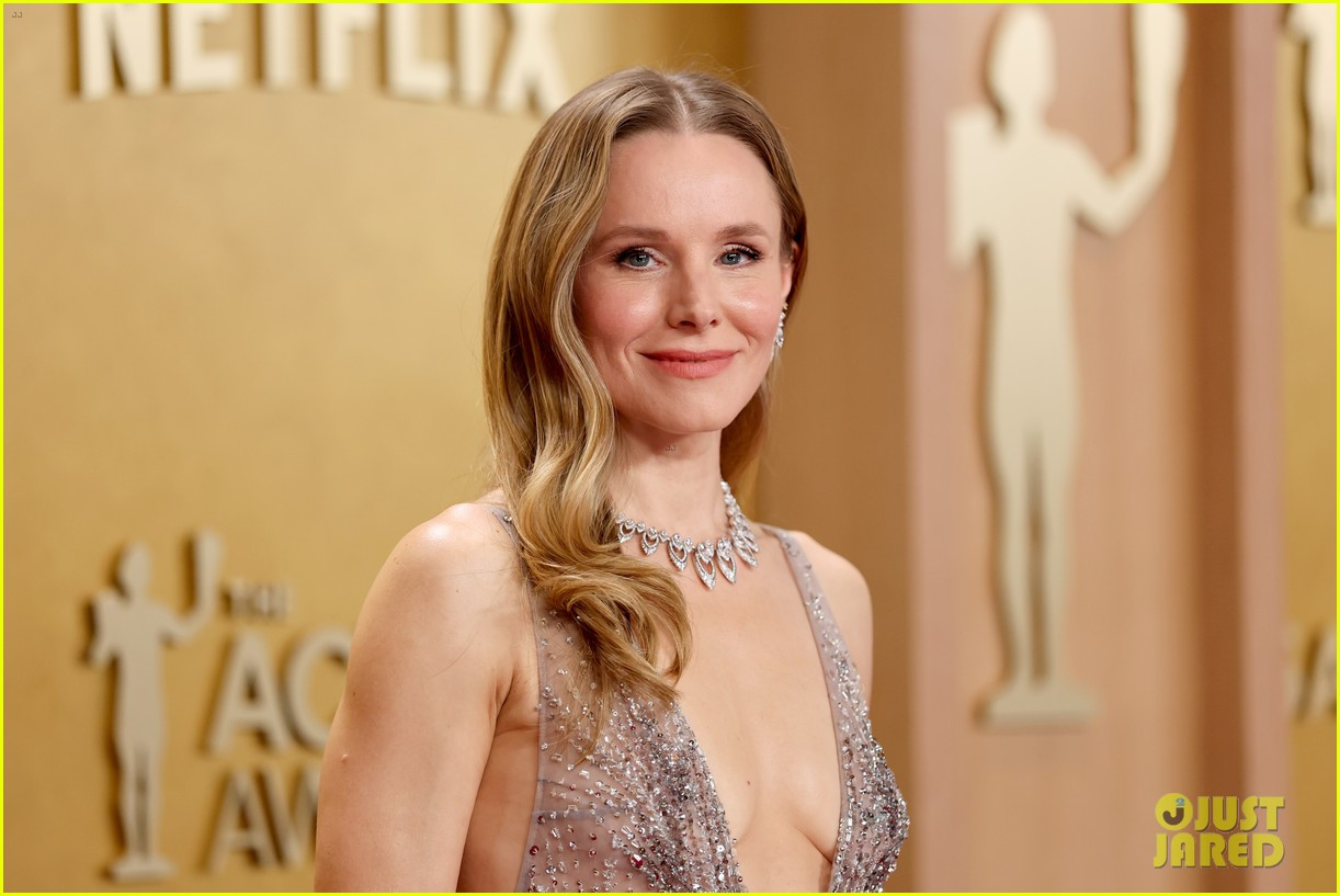 host kristen bell shines on actor awards red carpet 02.jpg