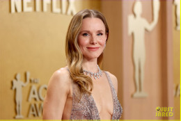 host kristen bell shines on actor awards red carpet 02.jpg