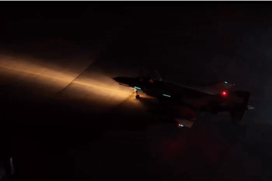  Iran hé lộ hình ảnh máy bay chiến đấu chuẩn bị đánh bom căn cứ Mỹ 