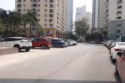 La liệt ô tô đỗ lấn chiếm lòng đường ở KĐT Văn Khê, chủ tịch phường nói gì?