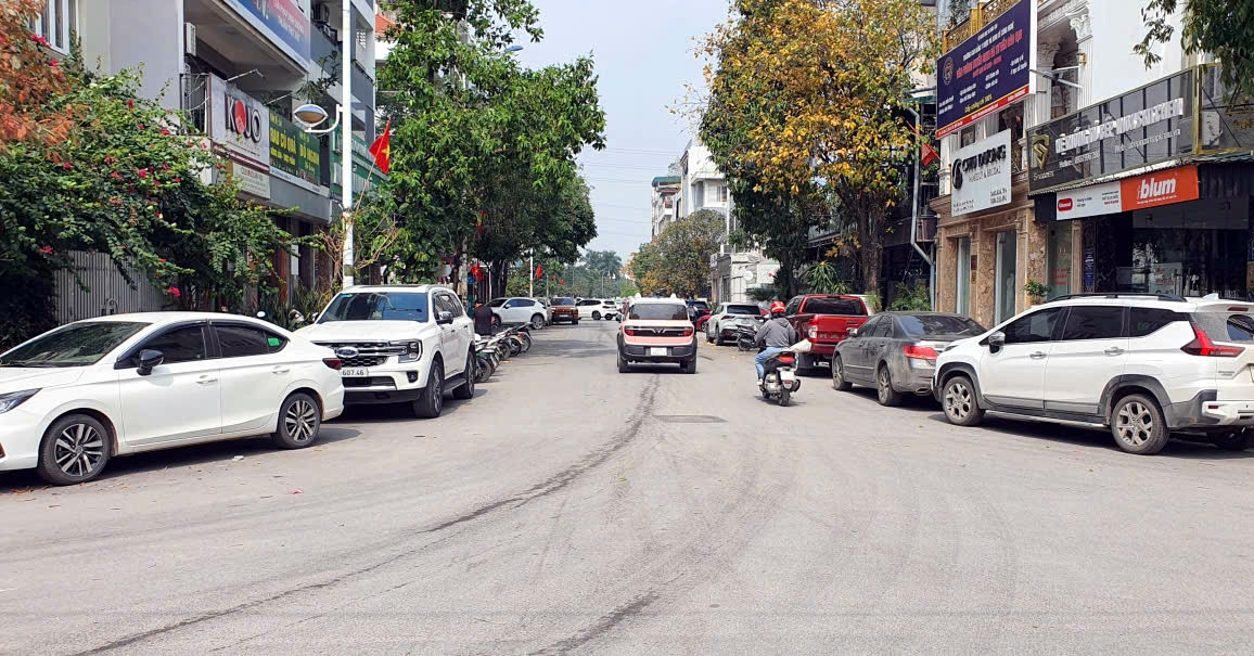 La liệt ô tô đỗ lấn chiếm lòng đường ở KĐT Văn Khê, chủ tịch phường nói gì?