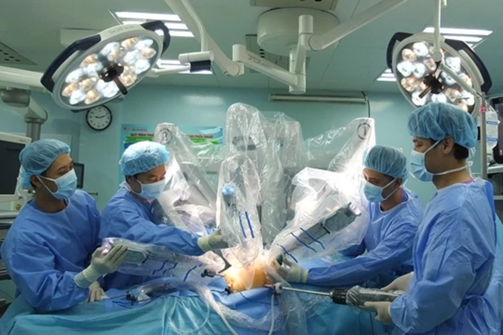 Lần đầu tại Việt Nam, bác sĩ dùng robot phẫu thuật thành công bệnh phổi hiếm gặp