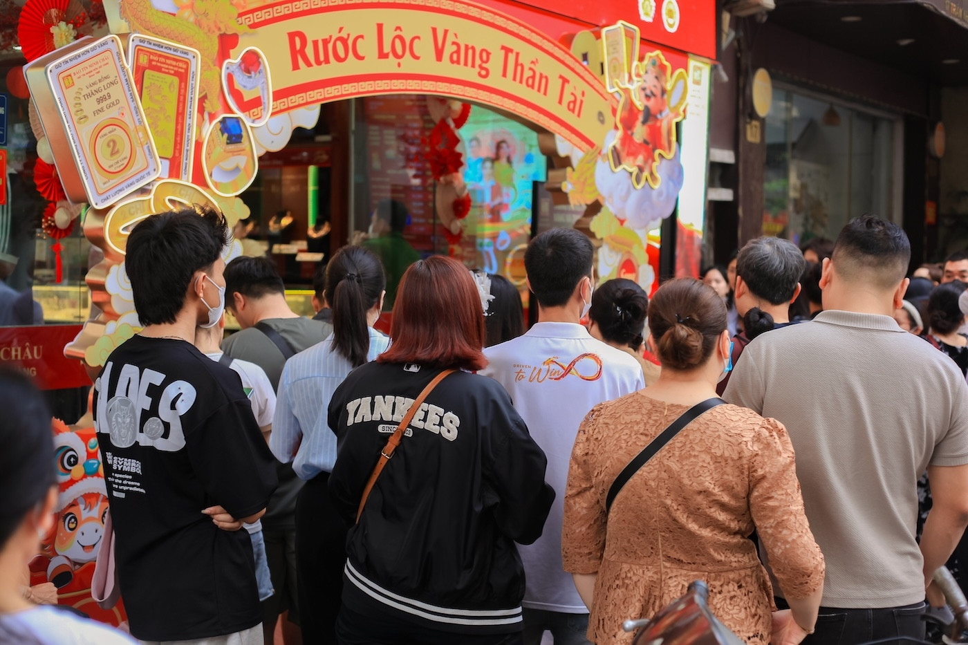 Vàng lên sát 191 triệu đồng/lượng, chen nhau đi mua 'không quan tâm giá'