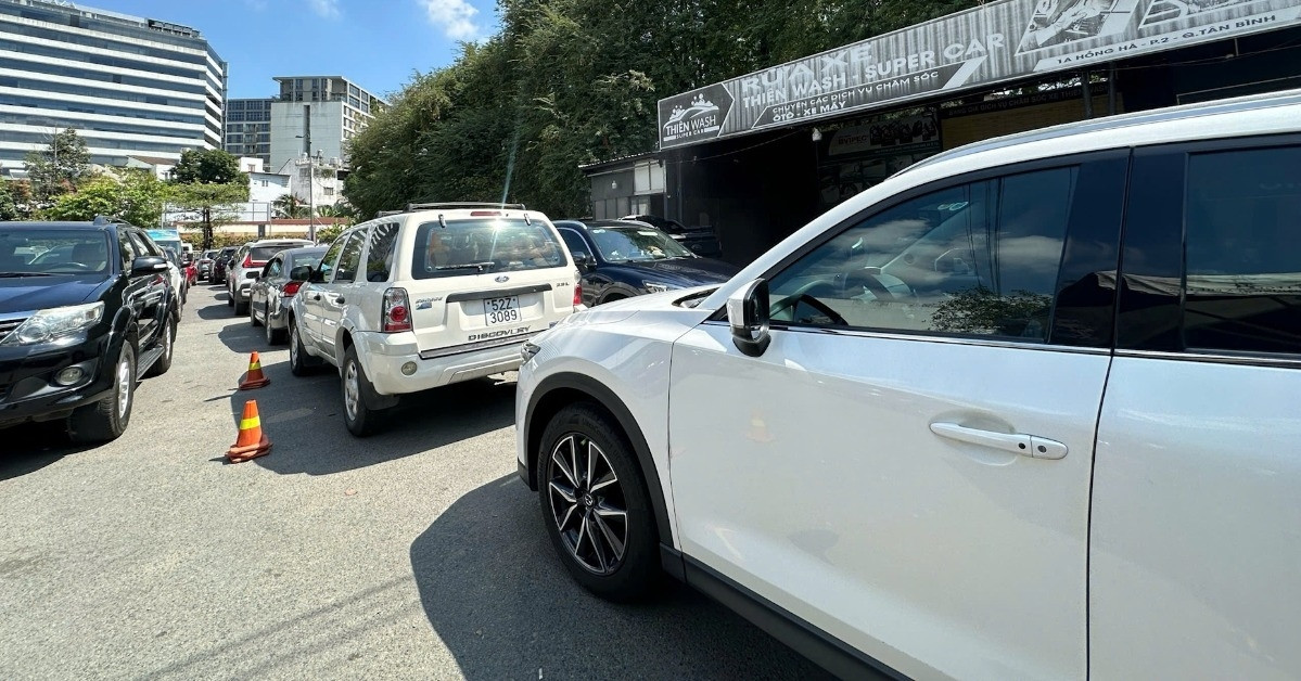 Ngày đầu cấp đăng kiểm điện tử ở TPHCM: Hệ thống 'nghẽn', ô tô xếp hàng dài chờ đợi