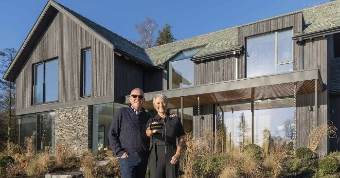 Người phụ nữ kiên trì mua xổ số, bất ngờ trúng độc đắc 6 triệu USD