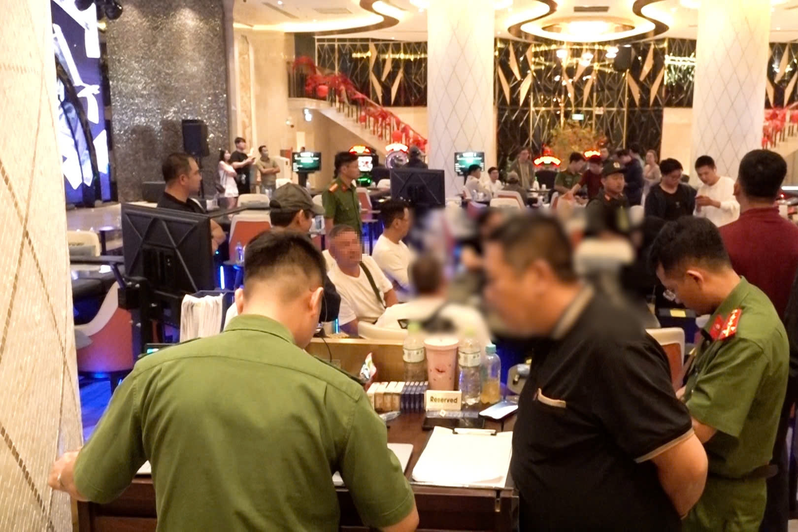 Nhiều người nước ngoài đánh bạc trái phép tại tầng hầm khách sạn ở Nha Trang