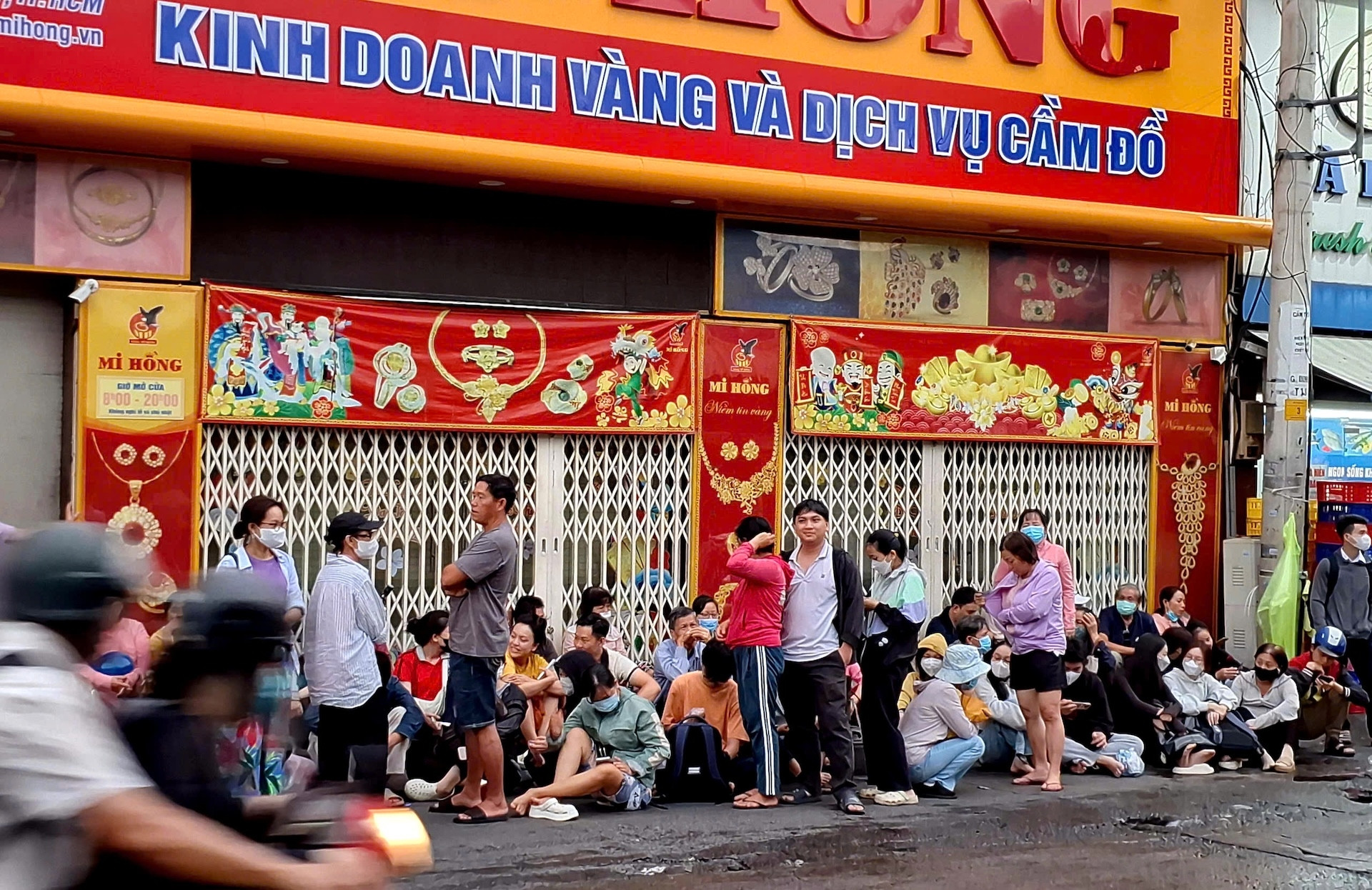  Nổ rung chuyển Trung Đông, người dân xếp hàng mua vàng từ sáng sớm 