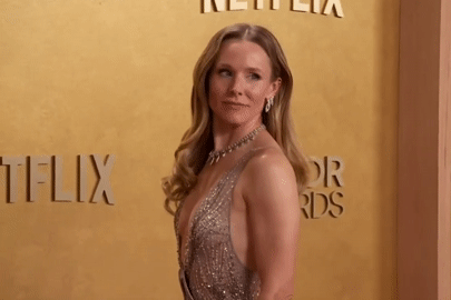 Nữ diễn viên 46 tuổi gây sốc khi 'mặc cũng như không' lên thảm đỏ