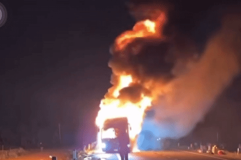 Ô tô khách chở 44 người nổ lốp trước, bốc cháy