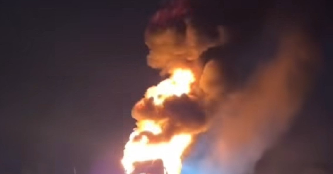 Ô tô khách chở 44 người nổ lốp trước, bốc cháy