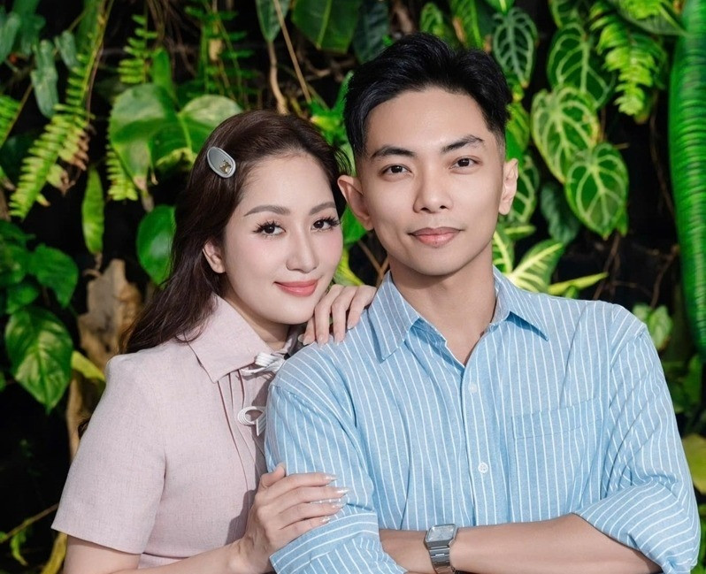  Phan Hiển nịnh vợ Khánh Thi hết lời, NSND Việt Anh đưa vợ kém 36 tuổi đi du lịch 