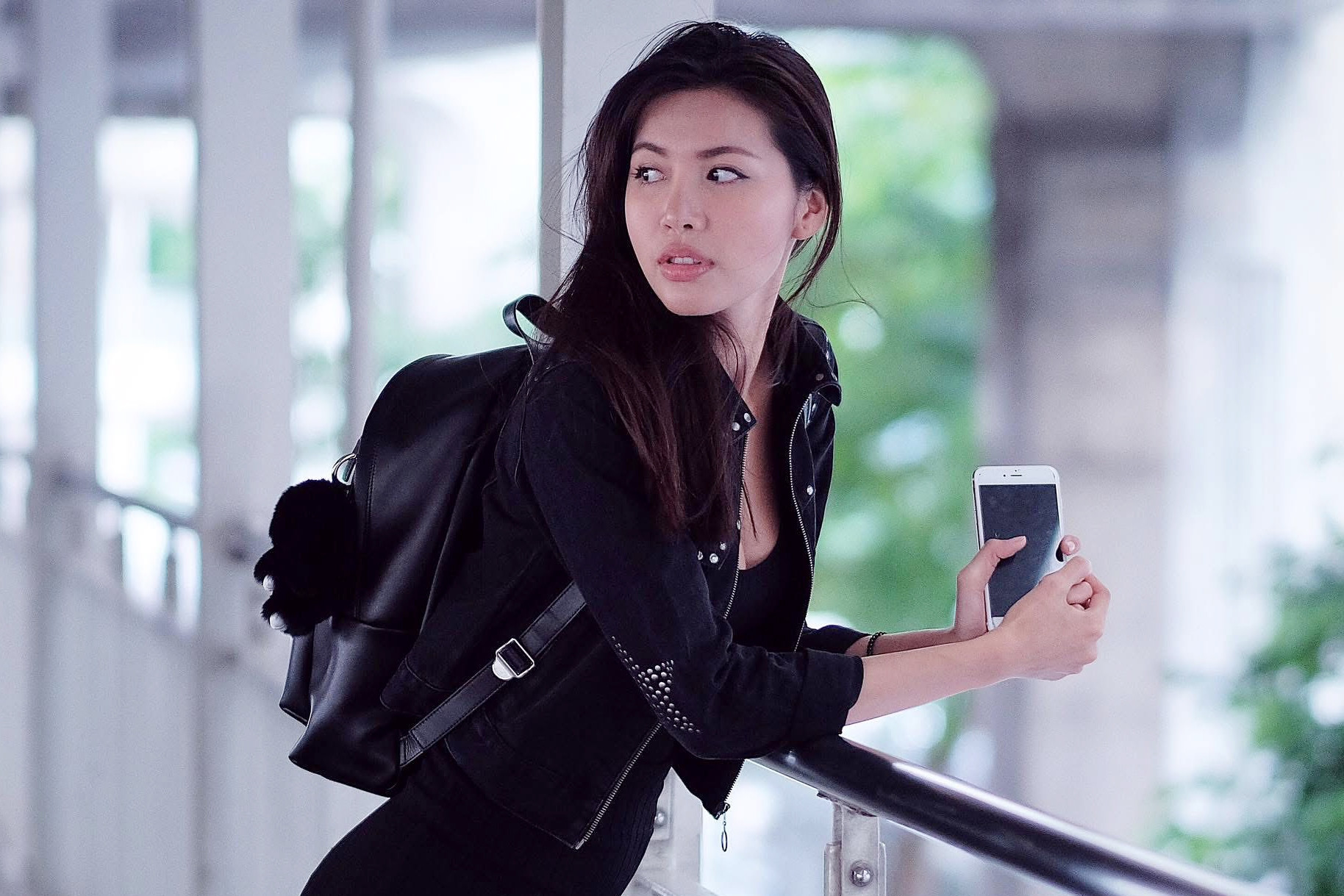 Siêu mẫu Minh Tú cùng các sao mắc kẹt khi Mỹ và Israel tấn công Iran