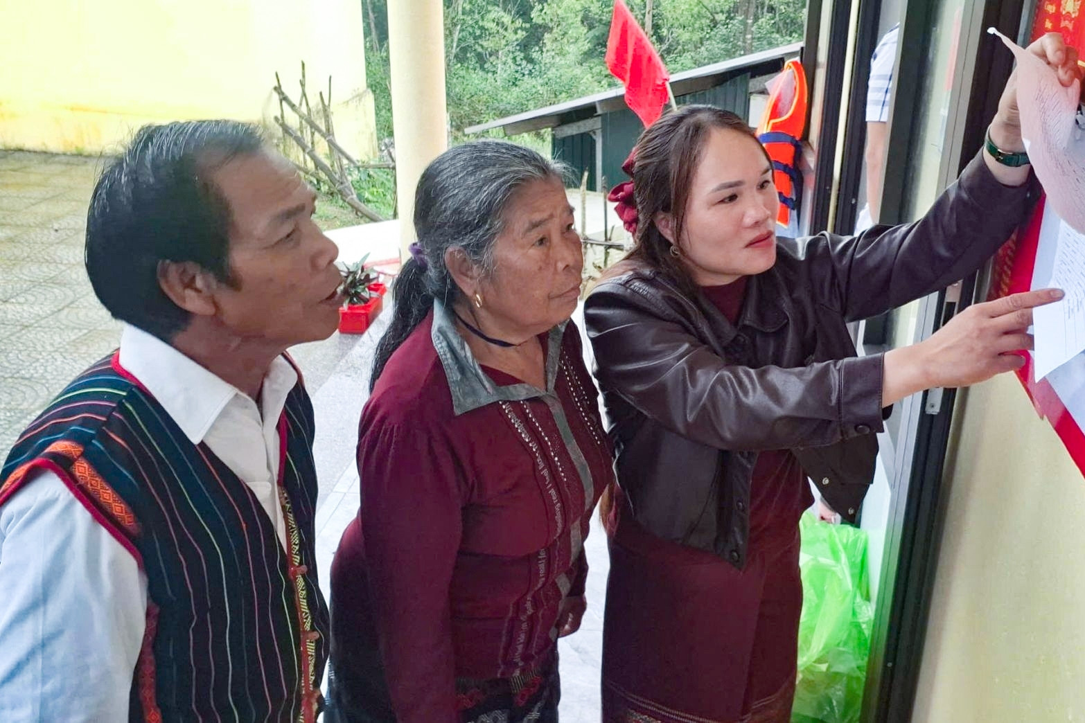 Thăm bản của đồng bào Bru Vân Kiều trước ngày bầu cử sớm