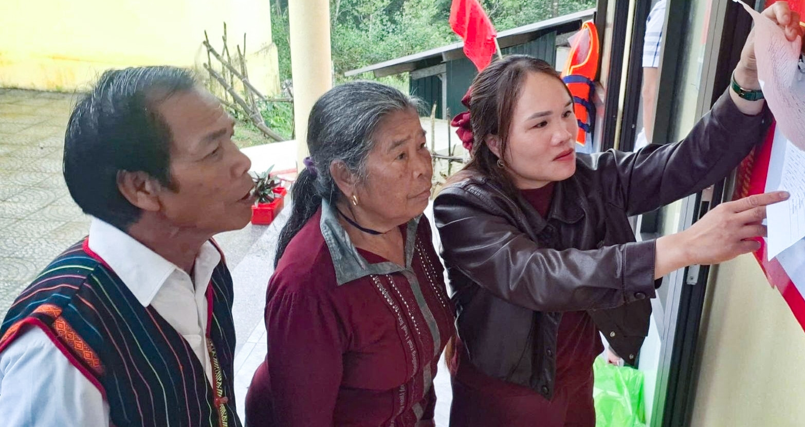 Thăm bản của đồng bào Bru Vân Kiều trước ngày bầu cử sớm