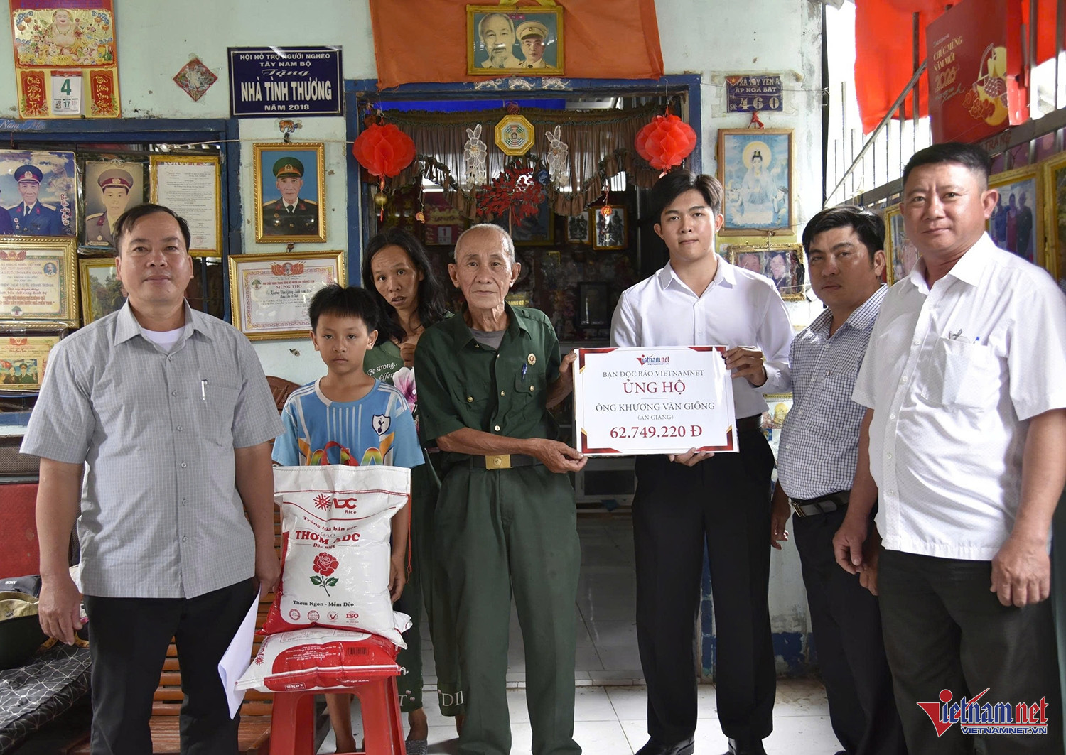 W-trao tiền cho ông Giống.jpg