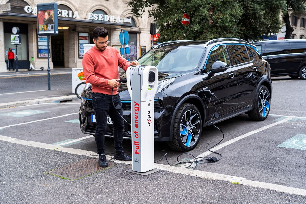 Xe hybrid sạc điện PHEV thực tế tốn xăng gấp 3 lần so với hãng công bố