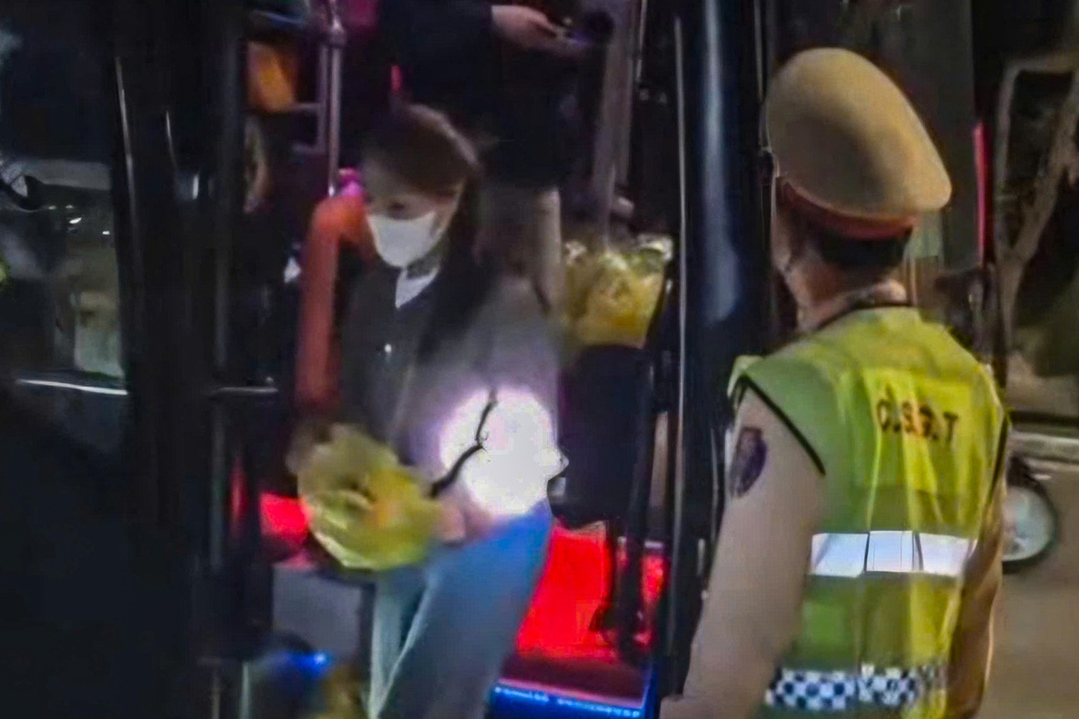 Xử phạt xe khách 38 chỗ chở 53 người trên quốc lộ 1 qua Đà Nẵng