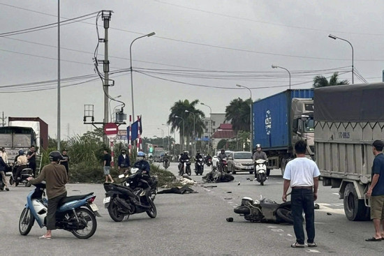 Bản tin trưa 20/3: Ô tô va chạm liên hoàn 3 xe máy, hai phụ nữ tử vong tại chỗ