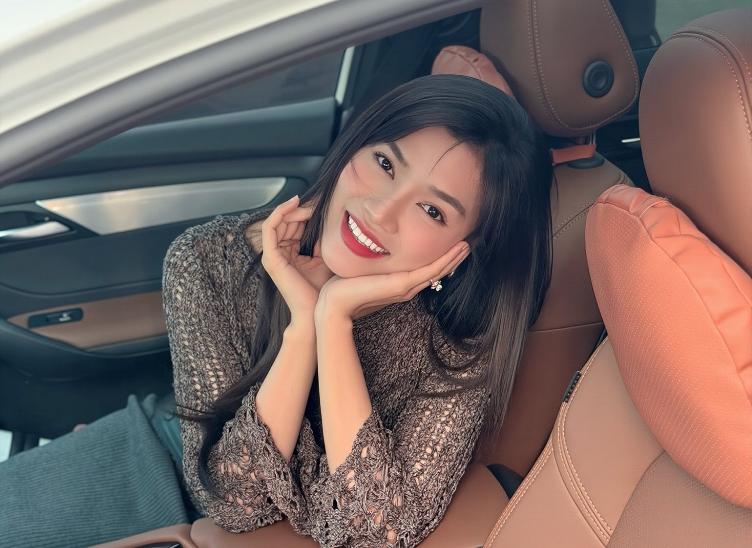 Nhan sắc đời thực của nữ diễn viên đang gây sốt trên sóng giờ vàng VTV