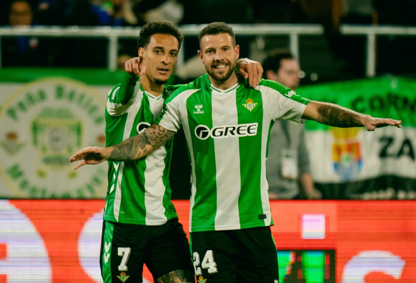 Antony giúp Betis đi tiếp, Aston Villa loại Lille khỏi Europa League