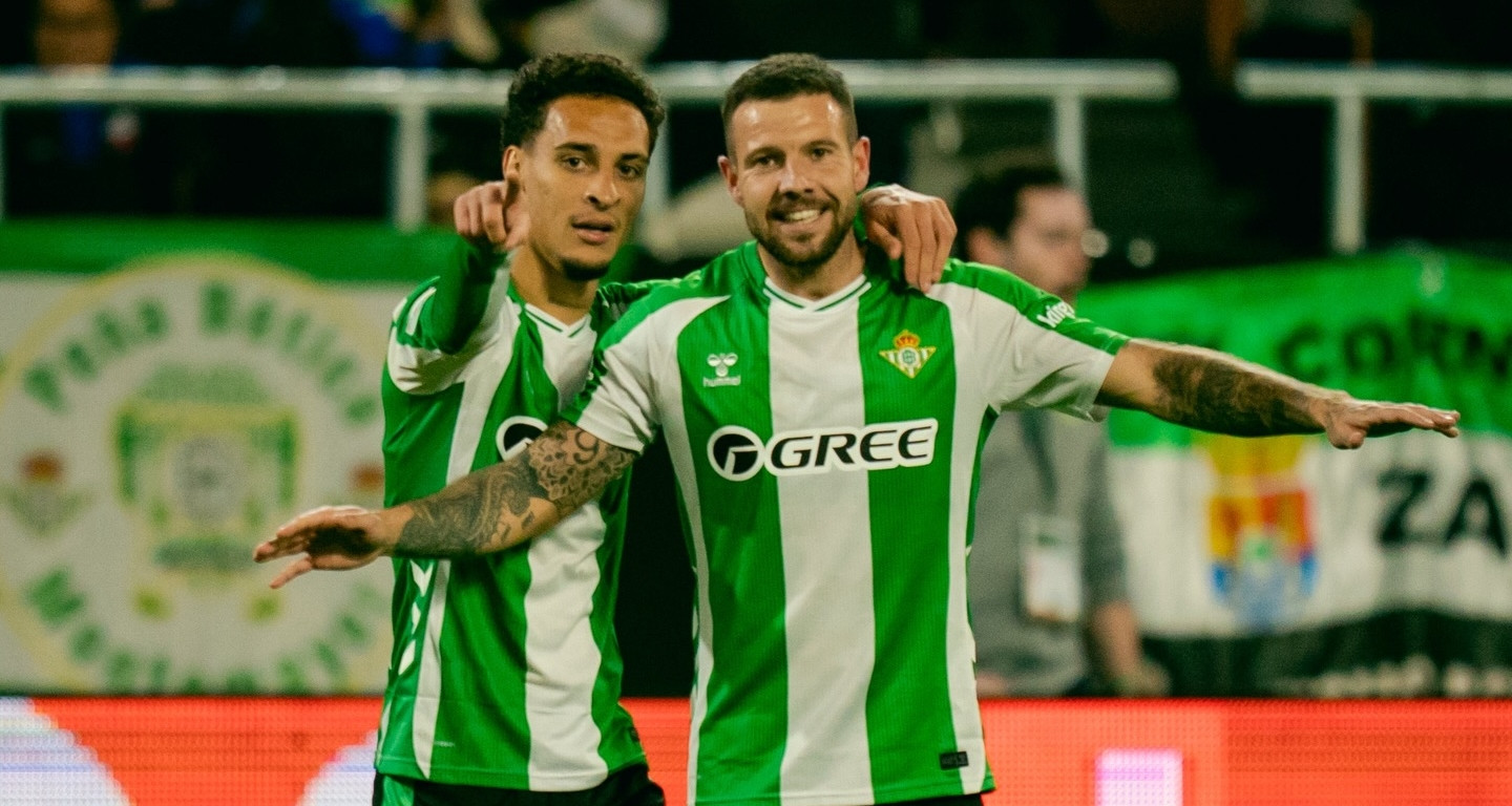 Antony giúp Betis đi tiếp, Aston Villa loại Lille khỏi Europa League