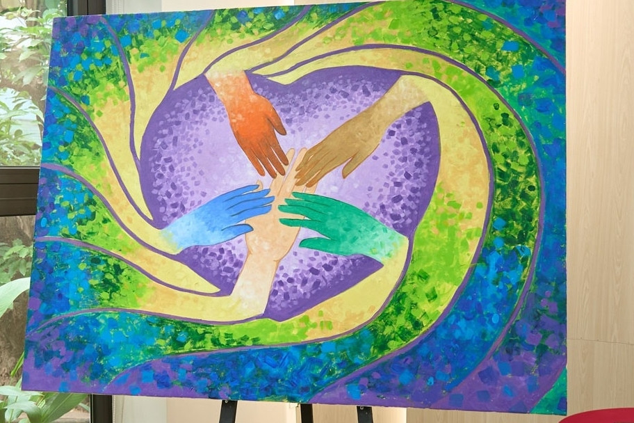 Bức tranh có hàng nghìn 'chấm chạm' bán với giá 25 triệu đồng