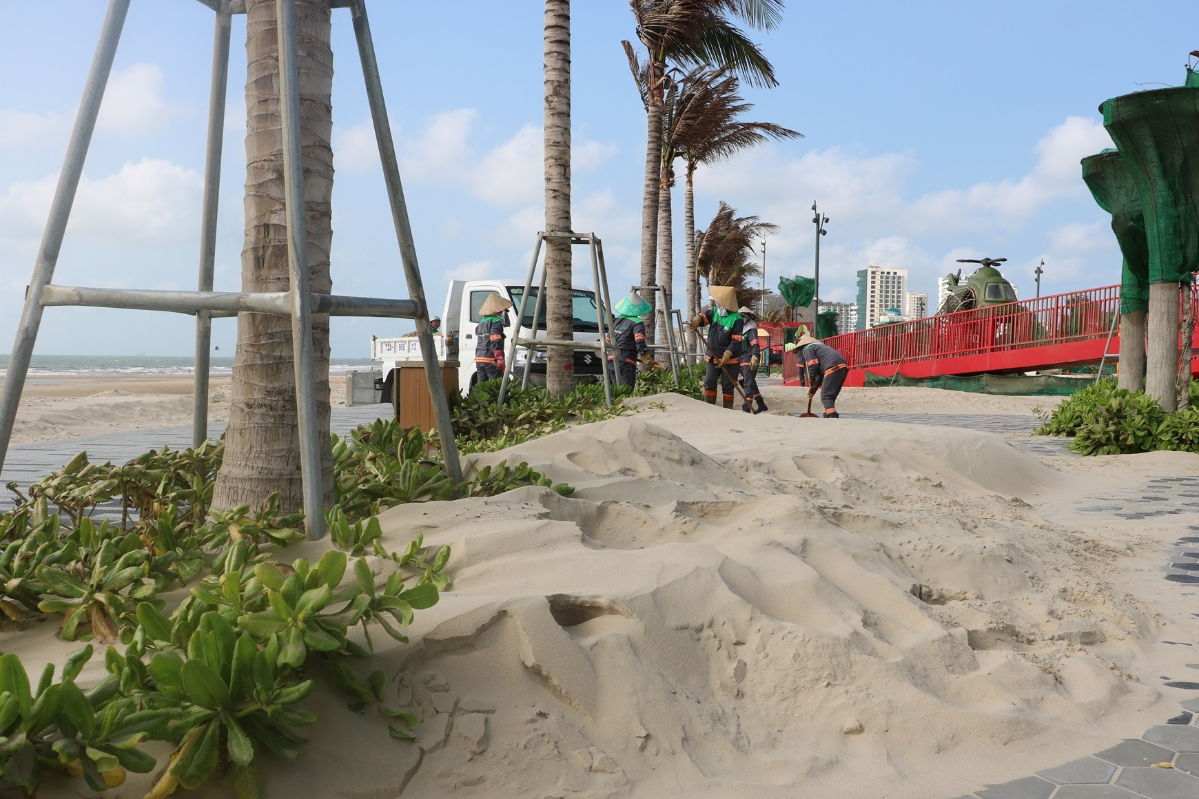 Cát biển 'tấn công' công viên nghìn tỷ ở Vũng Tàu, sáng dọn chiều lại bị vùi lấp