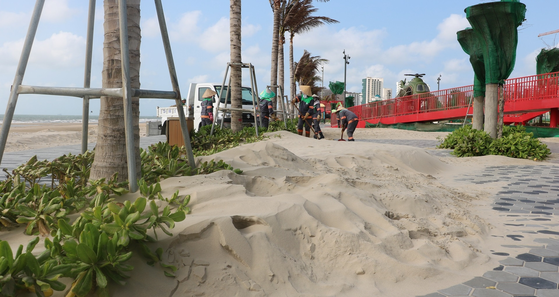 Cát biển &amp;apos;tấn công&amp;apos; công viên nghìn tỷ ở Vũng Tàu, sáng dọn chiều lại bị vùi lấp