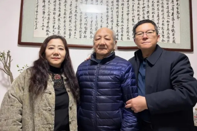 Cậu bé nghèo đi tìm ân nhân kẹp tiền trong sách sau hơn 40 năm, cái kết xúc động