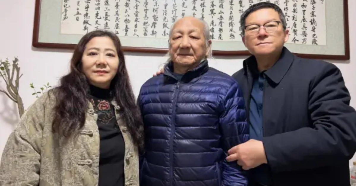 Cậu bé nghèo đi tìm ân nhân kẹp tiền trong sách sau hơn 40 năm, cái kết xúc động