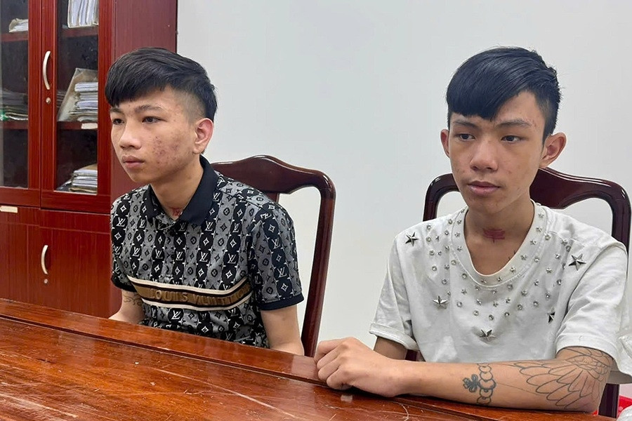 Mang dao tự chế chém người giữa phố rồi trốn sang Campuchia, 2 thanh niên bị bắt