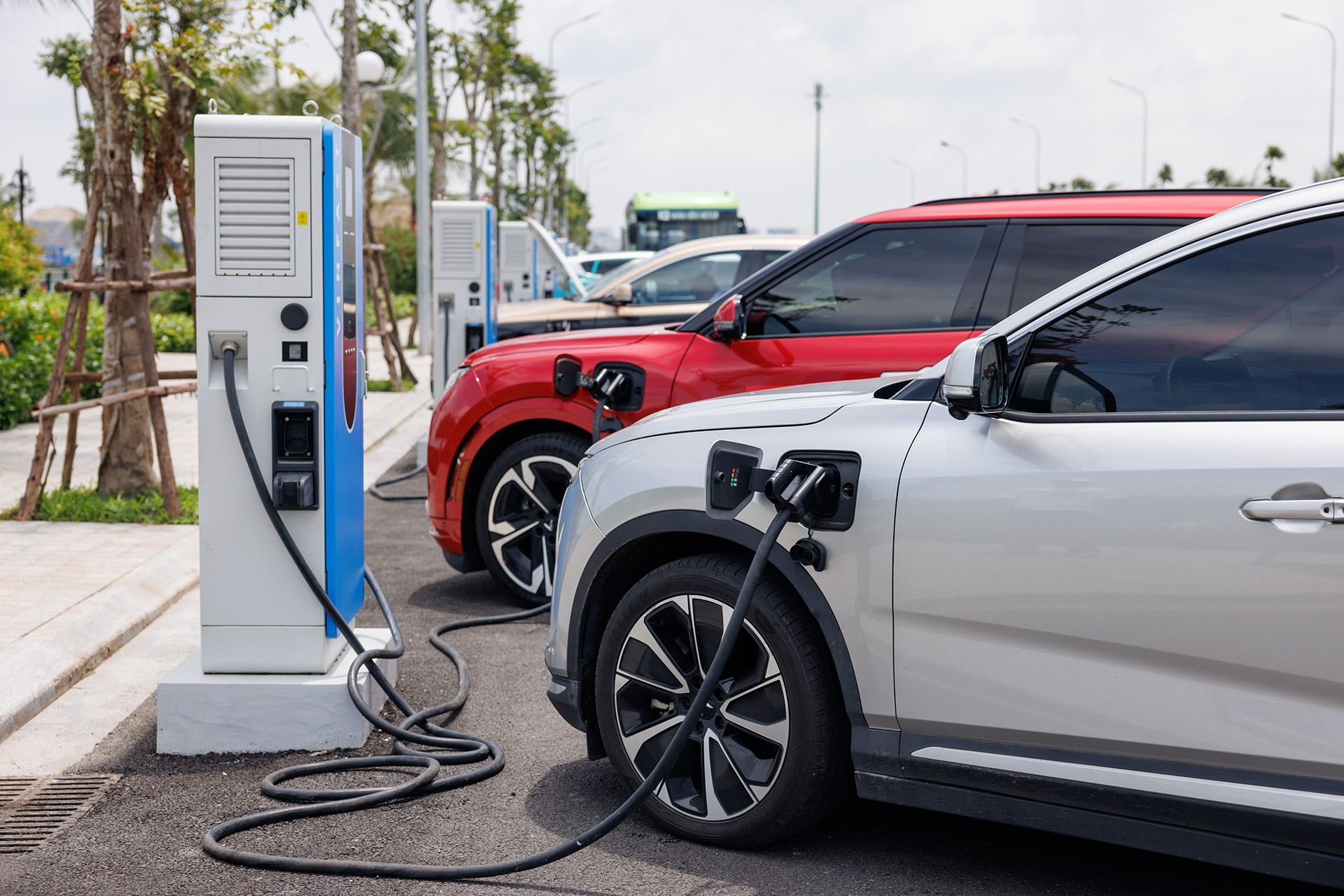 Có 99 ‘siêu’ trạm sạc mới, chủ xe VinFast thoải mái đi xa không lo điểm dừng