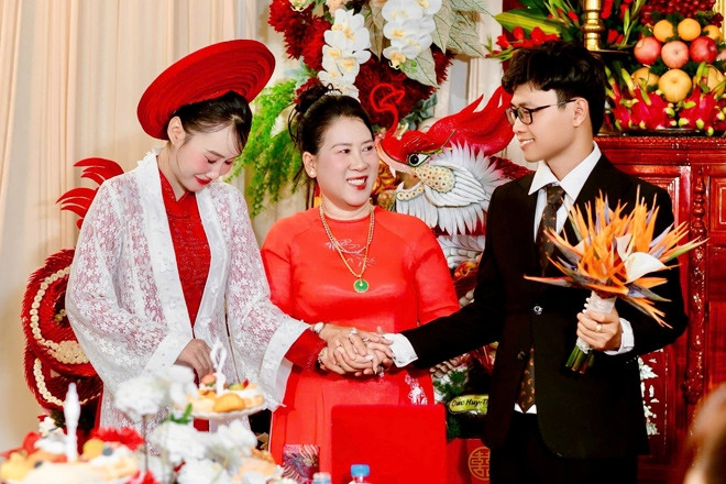 Cô dâu TPHCM làm đám cưới giống mẹ 25 năm trước, nhận quà chú rể tích cóp 4 năm