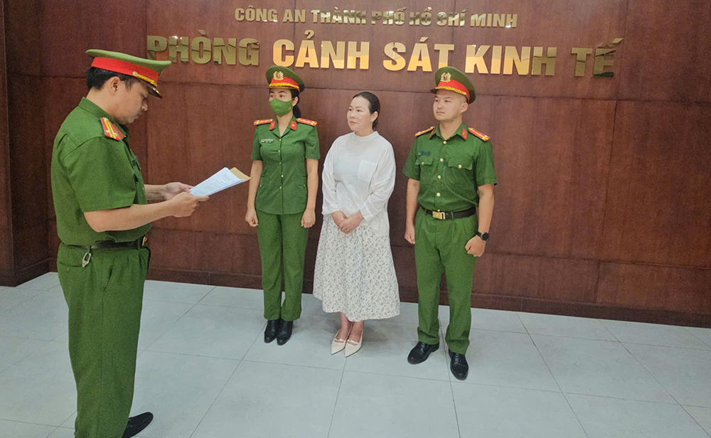 Cong an TPHCM bat nu doanh nhan.png