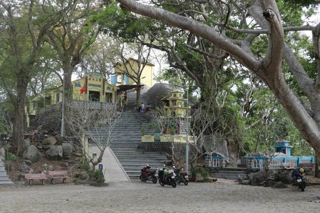 Dấu chân bí ẩn in sâu vào đá trên núi ở TPHCM khiến nhiều người tò mò