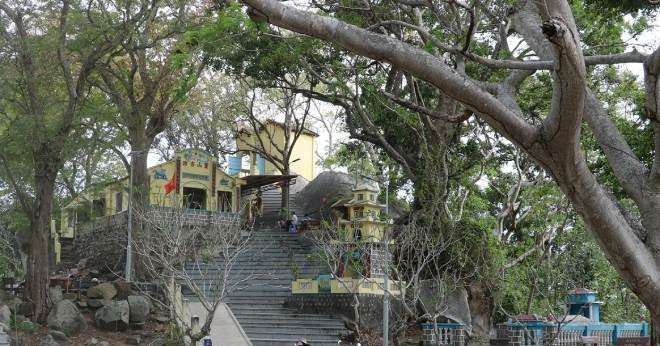 Dấu chân bí ẩn in sâu vào đá trên núi ở TPHCM khiến nhiều người tò mò