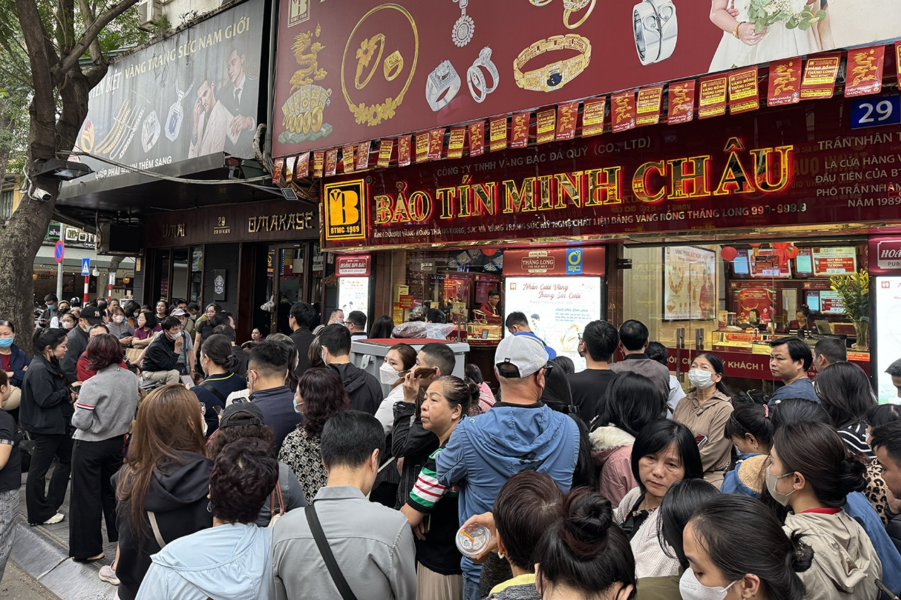 Giá vàng lao dốc, người dân Hà Nội đổ xô xếp hàng 'bắt đáy'