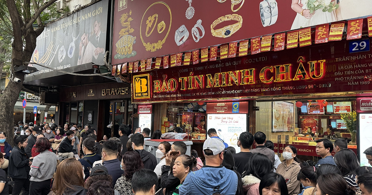 Giá vàng lao dốc, người dân Hà Nội đổ xô xếp hàng 'bắt đáy'