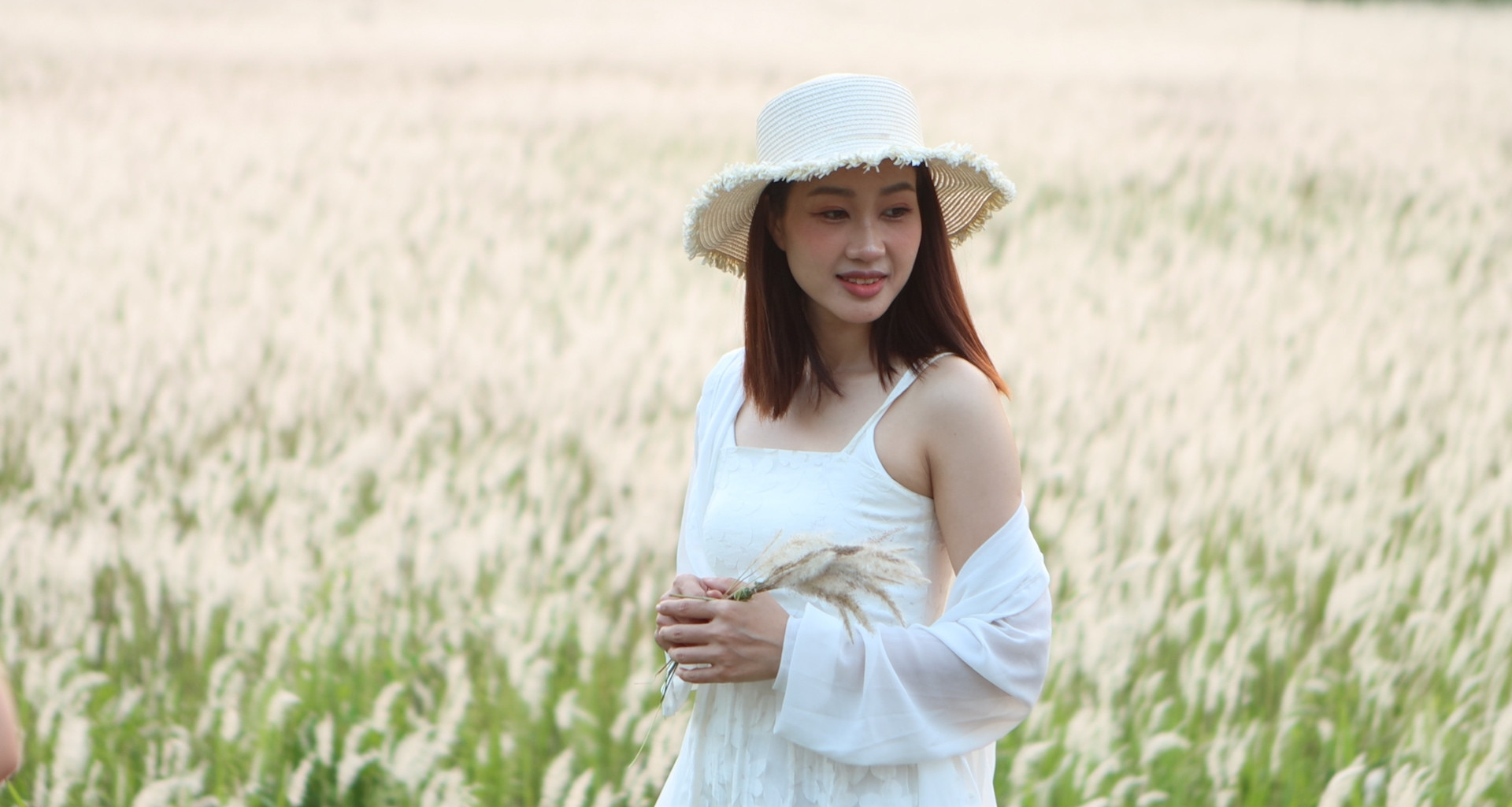 Giới trẻ thích thú 'sống ảo' giữa cánh đồng cỏ lau đẹp như tranh ở TPHCM